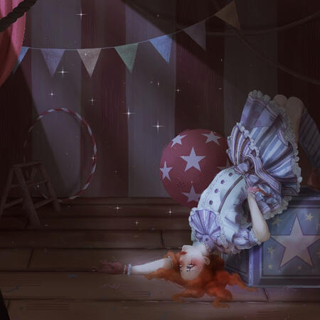 Une femme clown rousse habillée de couleurs froides est allongée sur une caisse avec un motif étoilé, elle a la tête sur le sol et regarde devant elle. La scène a lieu dans les coulisses d'un cirque, les couleurs sont sombres et désaturées.